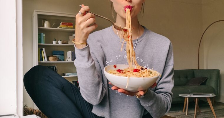 Achtsam essen: So lernst du, wieder auf dein Bauchgefühl zu hören! Mit Anleitung + Fragen