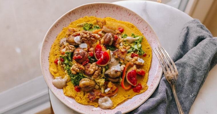 Kichererbsen-Crepês mit glasierten Marroni und knusprigem Tempeh