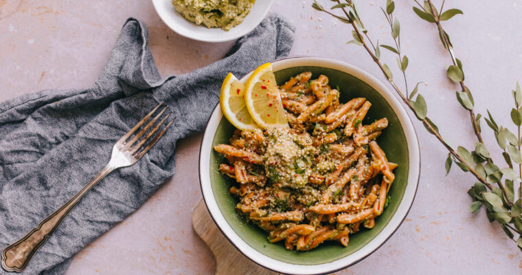 Pasta mit Grünkohl-Hanf-Pesto und Walnuss-Parmesan